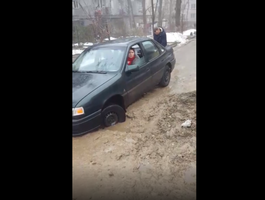Дороги с сюрпризом в Кишиневе: колесо автомобиля провалилось в яму