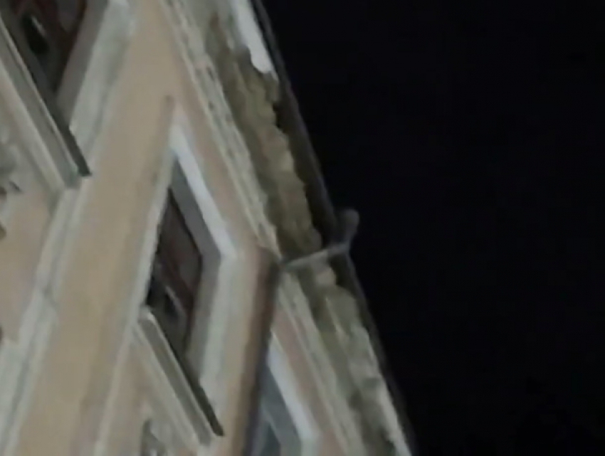 Полный крышеснос в Кишиневе - никто не собирается ремонтировать это красивое здание