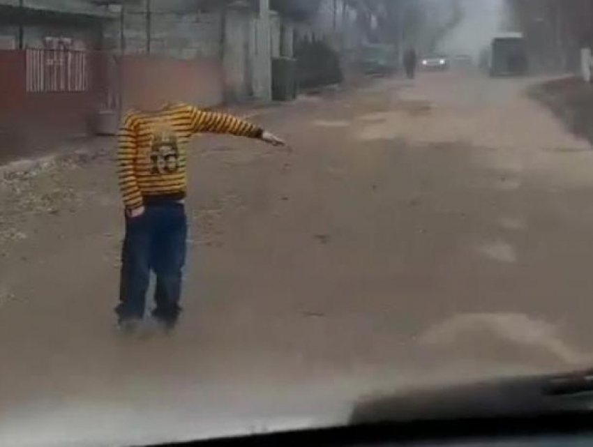 Мальчика, попрошайничающего на дороге на школьной перемене в Бельцах, сняли на видео