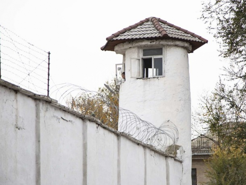Помог сбежать - и сам оказался за решеткой: в Кишиневе осудили офицера пенитенциарной службы