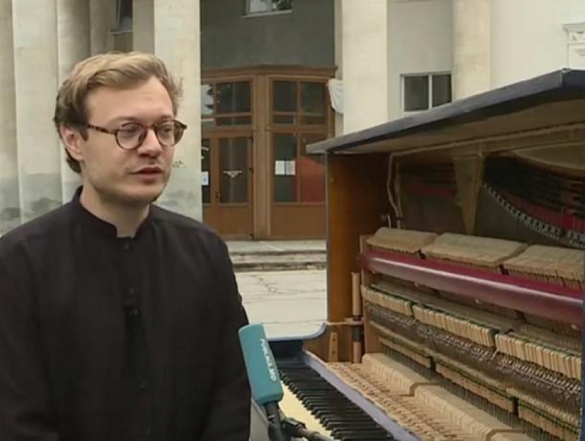 Молдавский пианист дал сольный концерт перед зданием Филармонии в честь 250-летия со дня рождения Бетховена