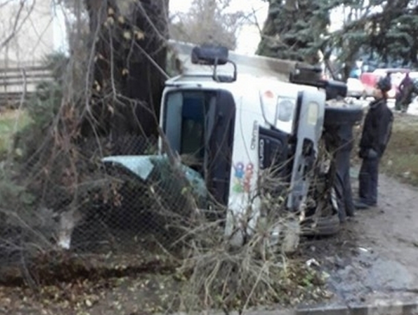Грузовик врезался в дерево и перевернулся в центре Ниспорен: водитель серьезно пострадал