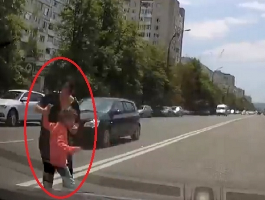 Чрезвычайно рискованное пересечение матерью с ребенком магистрали в Кишиневе попало на видео