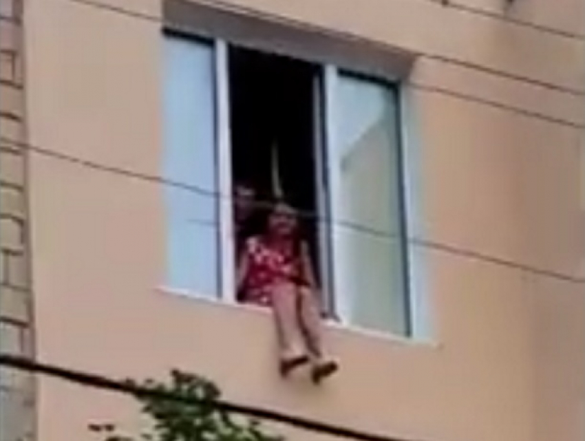 18+ В Кишиневе агрессивный неадекват хотел выбросить жену из окна