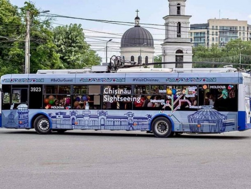 С 1 августа поездка на туристическом троллейбусе в Кишиневе будет стоить 30 леев