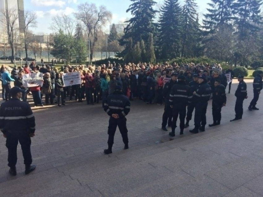 У парламента вновь протестуют торговцы с Центрального рынка Кишинева