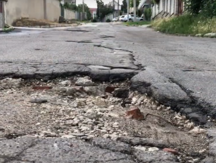 Жители одной из столичных улиц жалуются на катастрофическое состояние дороги