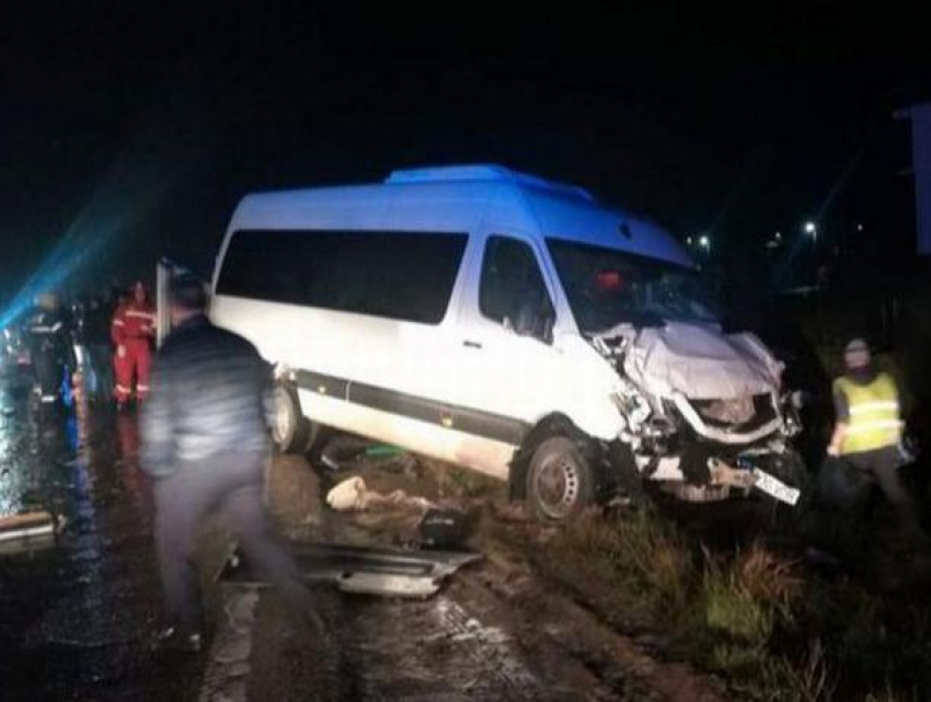 Молдавская маршрутка попала в аварию под Яссами, ранения получили восемь человек