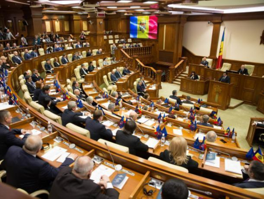 «Работники месяца»: депутаты парламента получили свою первую зарплату