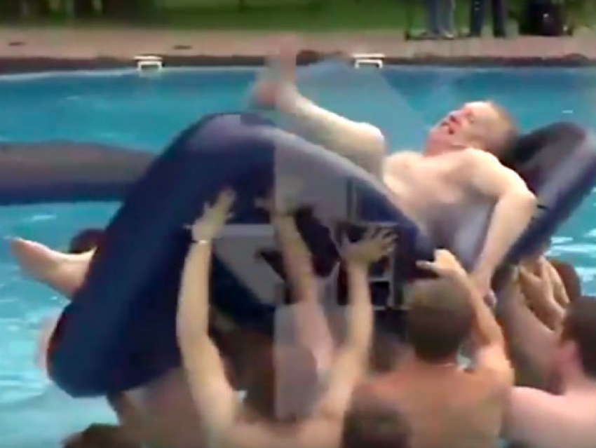 В холуях дефицита нет: в сети обсуждают видео Жириновского в бассейне с толпой мужчин