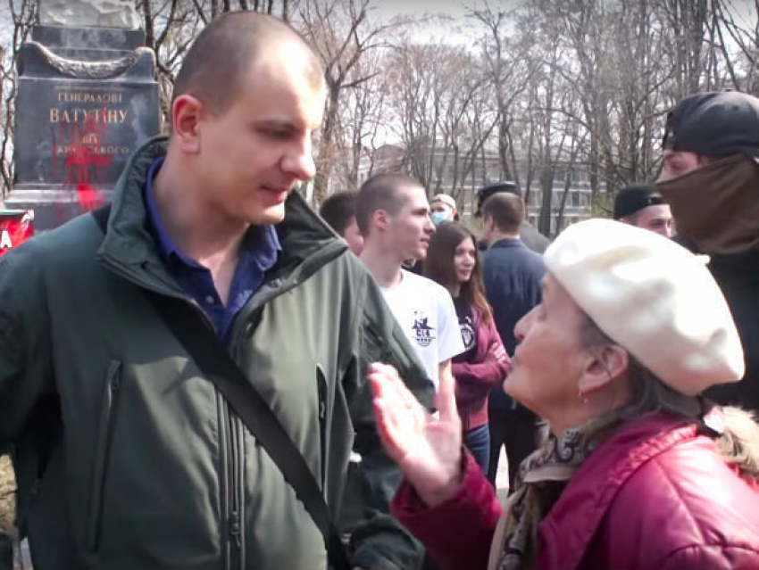 Скандал в центре Киева: смелая женщина призналась националистам в любви Путину