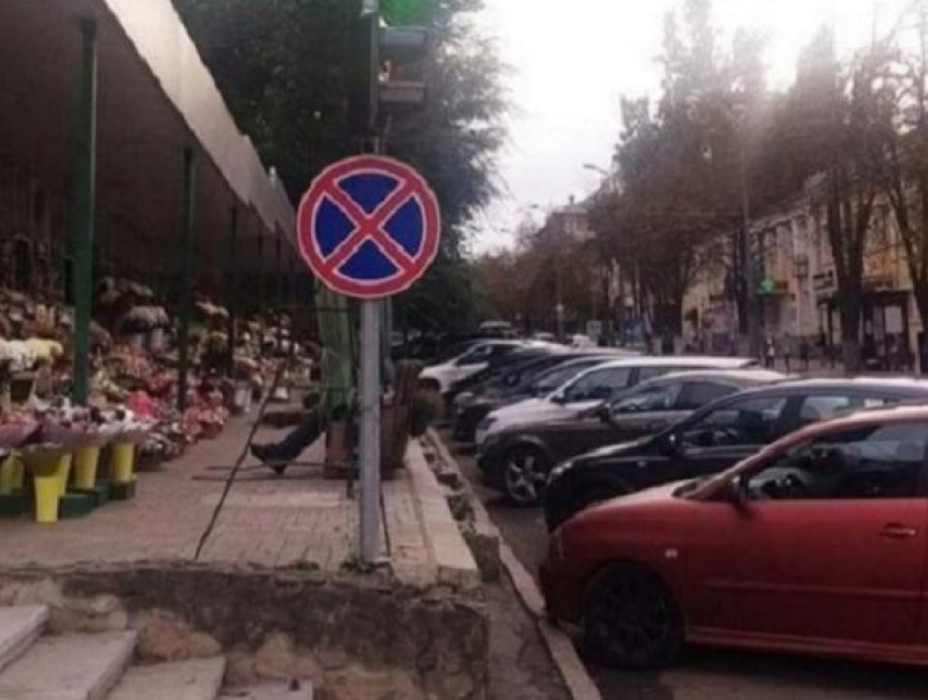 Кишиневские водители продолжают игнорировать дорожные знаки и паркуются где попало