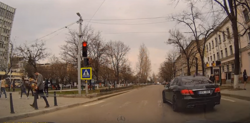 В самом центре Кишинева водитель проехал на красный свет