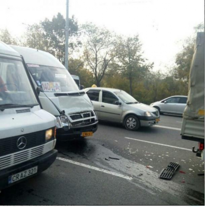 Очередное ДТП с участием маршрутки произошло сегодня утром в Кишиневе 