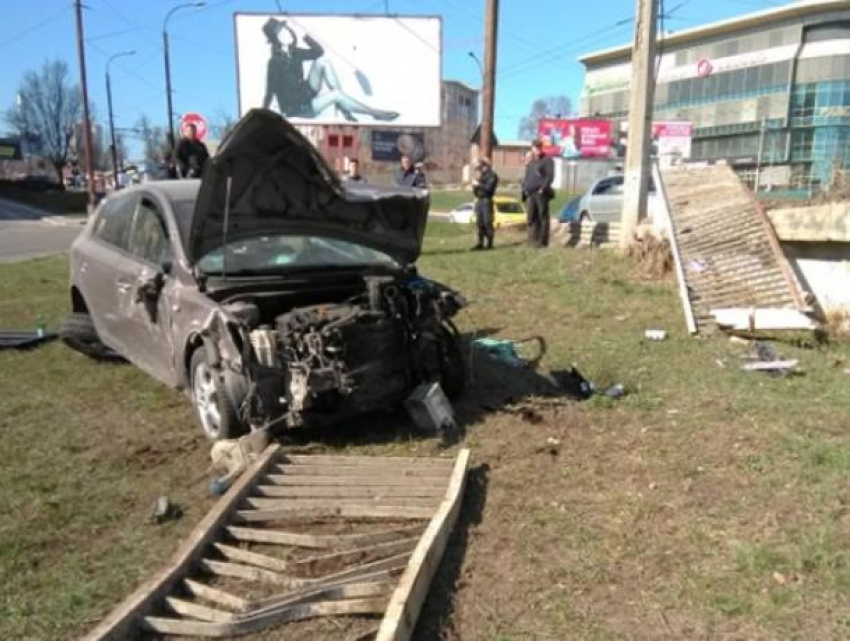 Серьезная авария в столице: автомобиль практически уничтожен