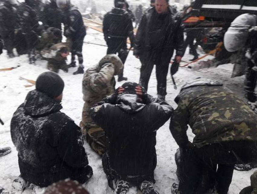 Унижения задержанных активистов разгромленного МихоМайдана вызвали бурное негодование украинцев