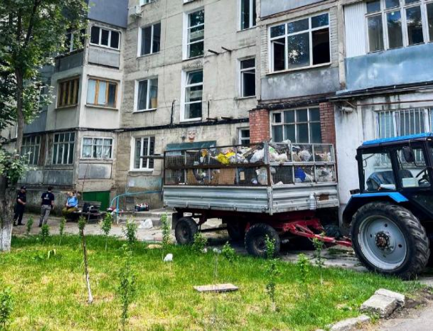 В грандиозную помойку превратили жители свою квартиру в центре Кишинева