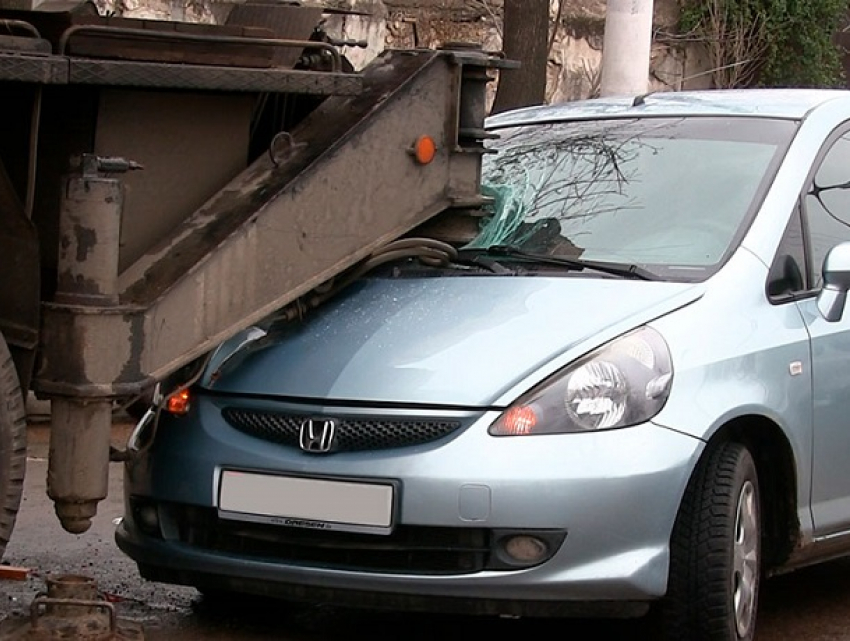 В Тирасполе молодая мама с 5-летней дочкой врезалась в автокран