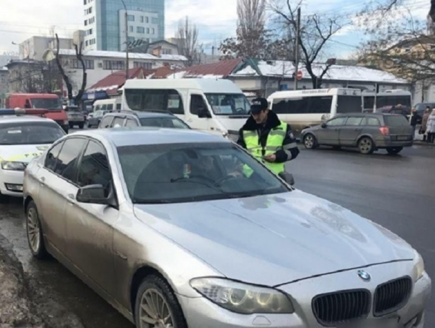 Автохам на BMW угрожал пистолетом водителю во время конфликта в пробке в центре Кишинева