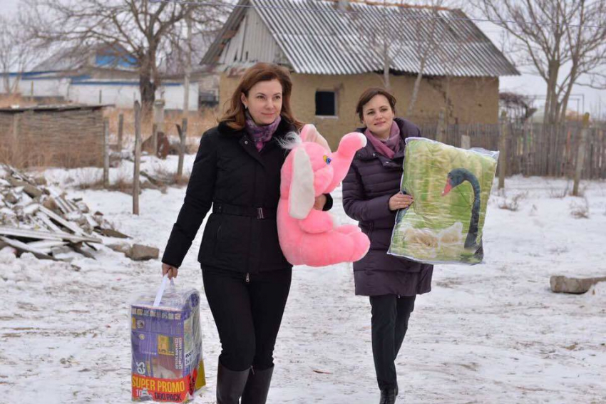 Супруга президента Галина Додон навестила с подарками семью с 10 детьми