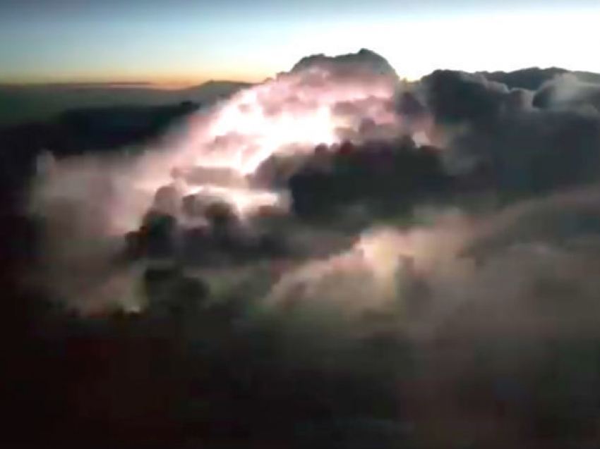Впечатляющие грозовые разряды с пугающими молниями сняли  на видео с борта самолета над Молдовой