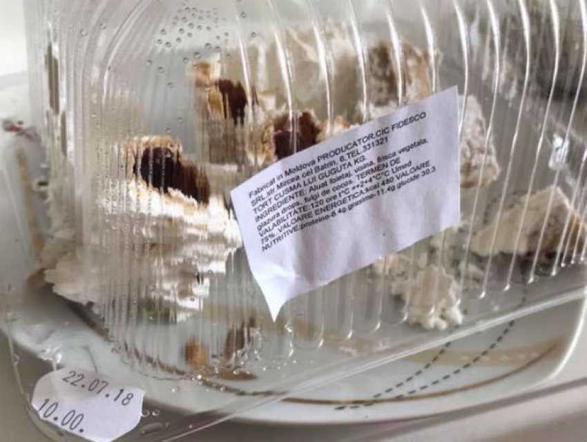 Ужасный сюрприз обнаружила девушка в торте, купленном в столичном супермаркете