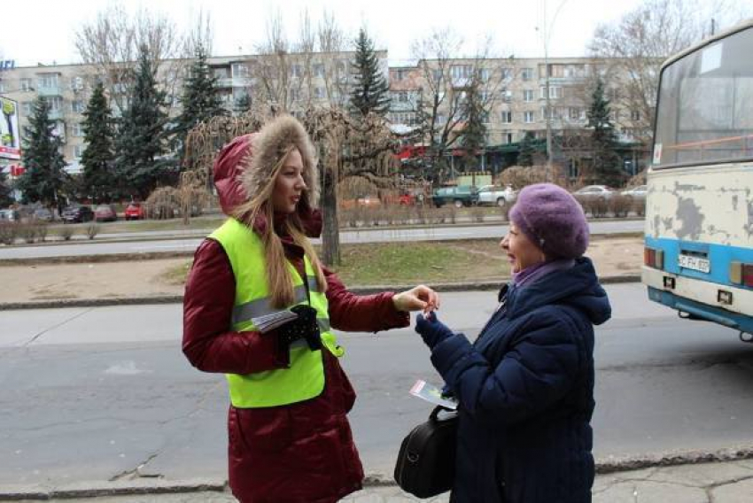 Недисциплинированным пешеходам в Кишиневе раздавали конфеты