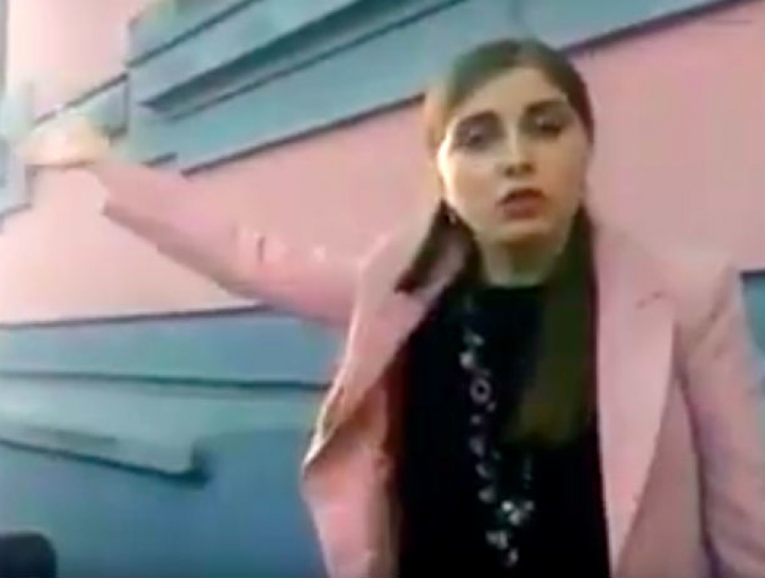 Автохамка на тротуаре в Кишиневе попыталась сбить снимавшего ее на видео активиста