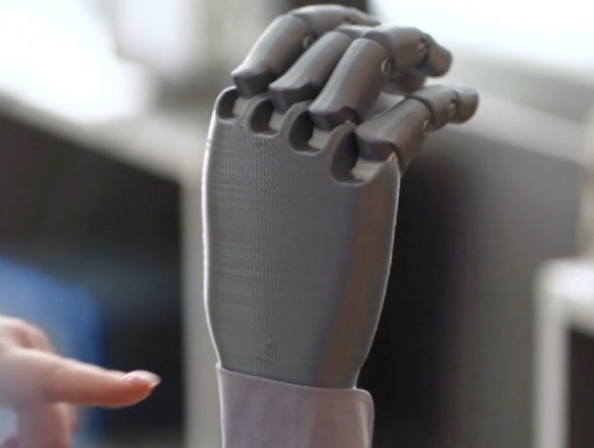 Силой мысли человек может управлять протезом руки, созданным студентом из Молдовы