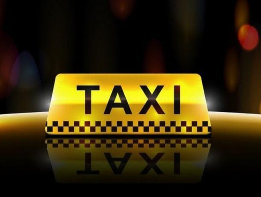 В столице пассажир такси прокатился бесплатно, угрожая ножом водителю
