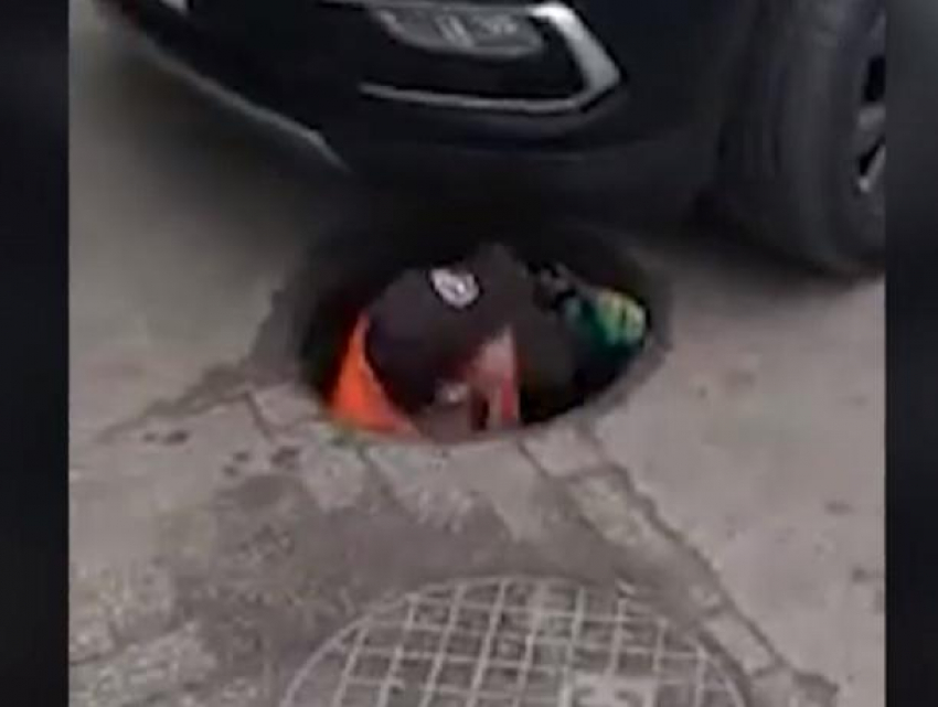 Чудеса парковки - жительница столицы закрыла своим автомобилем работавшего в подземном колодце мужчину