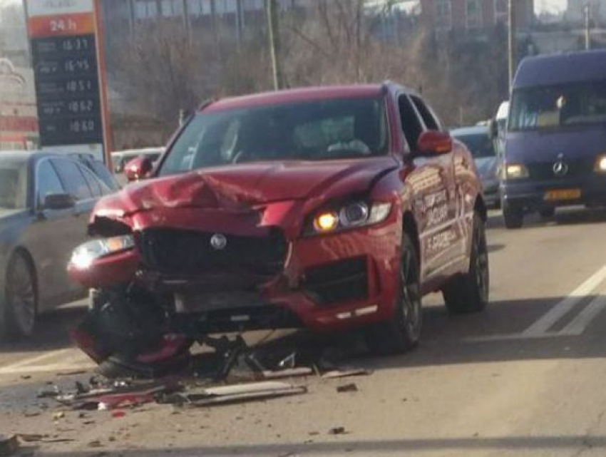 Люксовый Jaguar разбили во время тест-драйва в Кишиневе