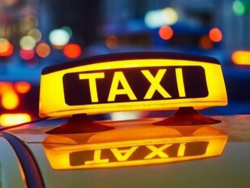 Скандал в Кишиневе - водитель врезался в авто такси, после чего начал требовать компенсацию, угрожая и представляясь полицейским