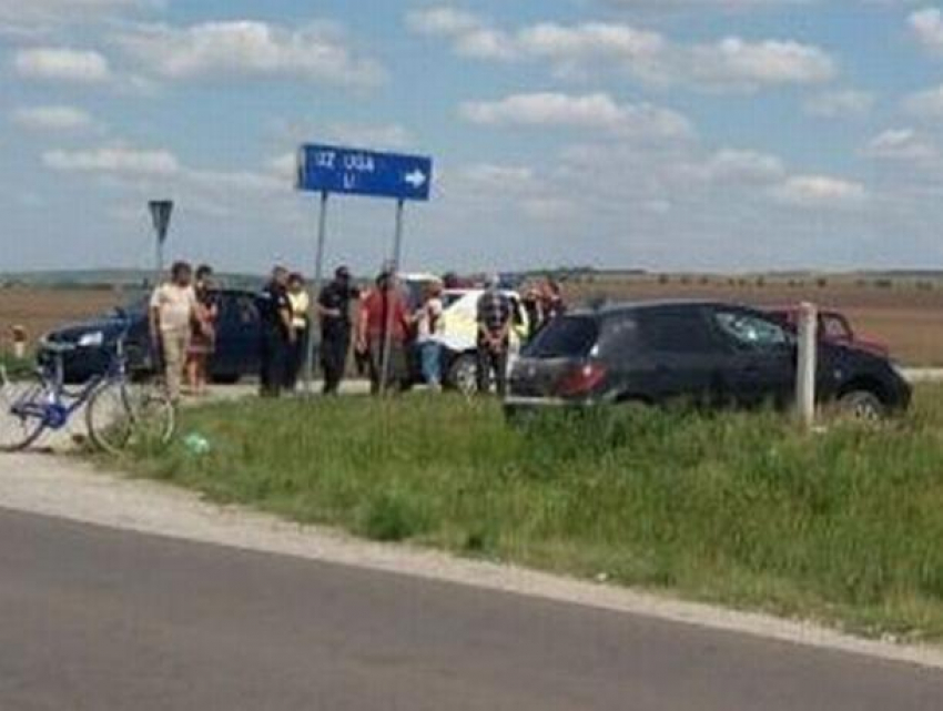 В Унгенском районе в столкновении с автомобилем серьезно пострадал велосипедист