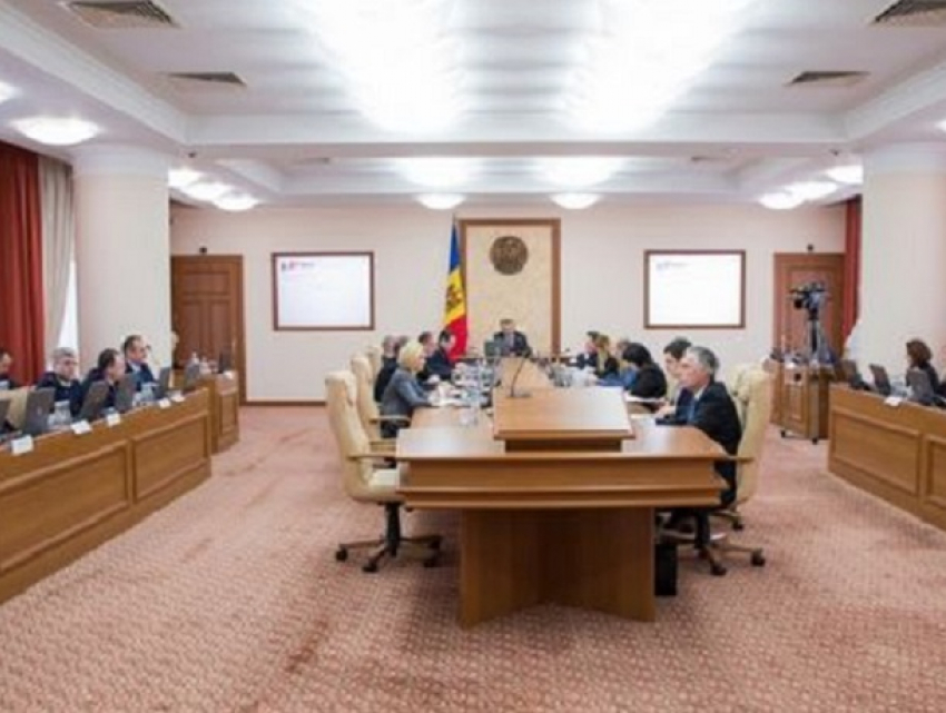 Правительство утвердило законопроект об ограничении суммы подарков для чиновников