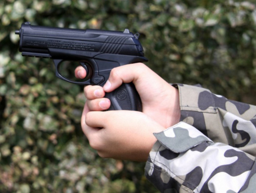 Школьник выкрал пистолет брата и выстрелил в одноклассника в Дрокии