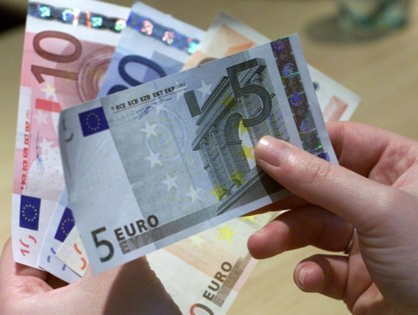 Доллар и евро продолжают резко дешеветь