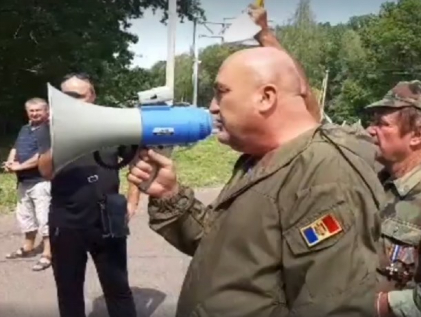 Горлопаны в камуфляже оцепили въезд в Кондрицу