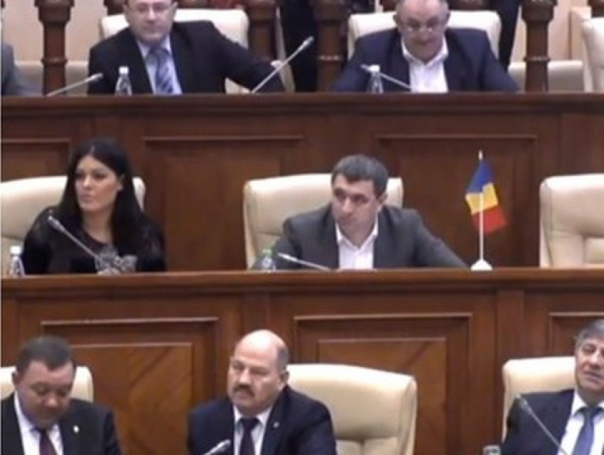 Депутатов возмутил флаг Румынии в зале заседаний парламента Молдовы
