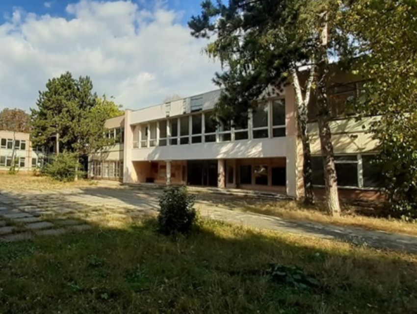 Заброшенное здание школы в Кишиневе - детей нет, денег нет, все бегут, куда глаза глядят