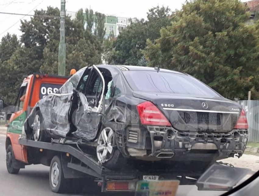 Разбитую в автокатастрофе машину президента Молдовы доставили в Кишинев