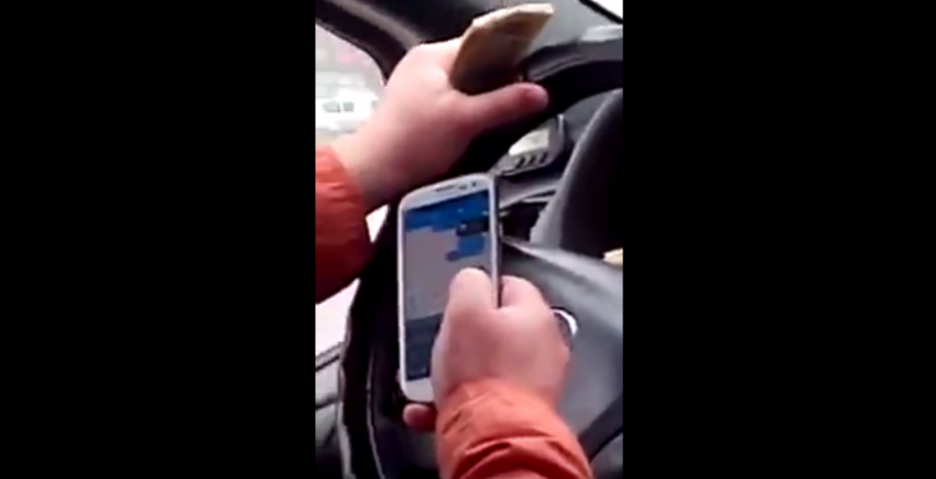 В Кишиневе водитель маршрутки переписывается в соцсетях, будучи за рулем 
