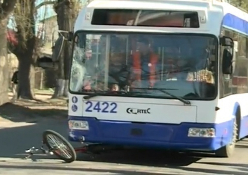 На улице Мунчештской троллейбус сбил велосипедиста