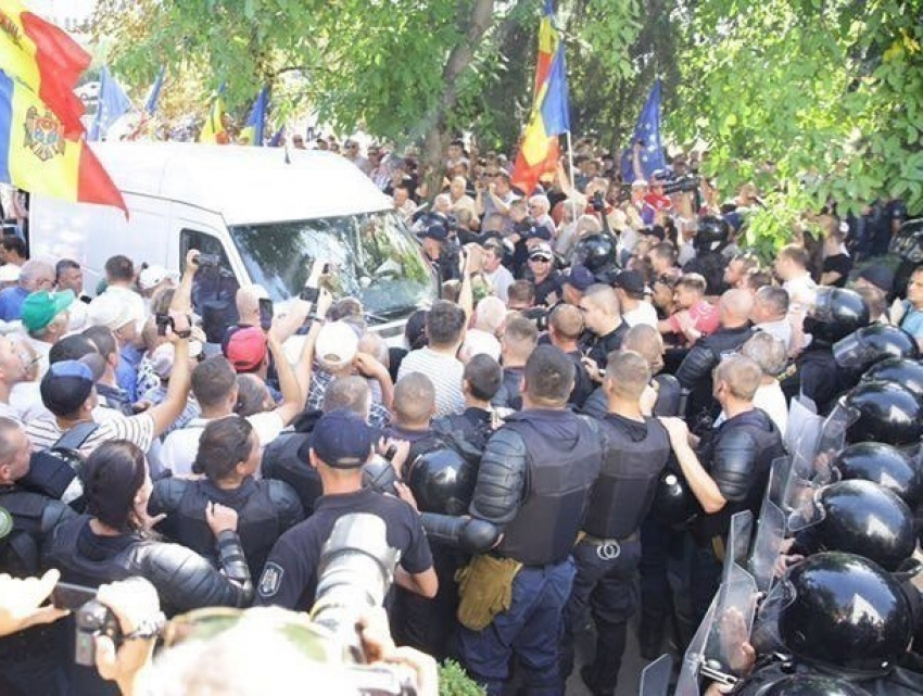 Сторонник Санду и Нэстасе врезался на микроавтобусе в толпу во время митинга оппозиционеров