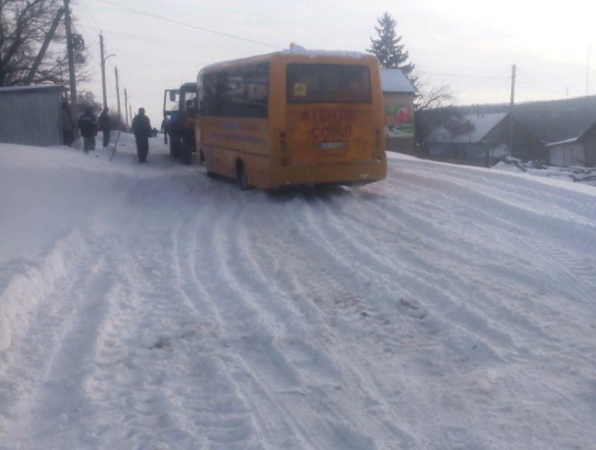 Дети замерзли: под Криулянами в снегу застрял школьный автобус