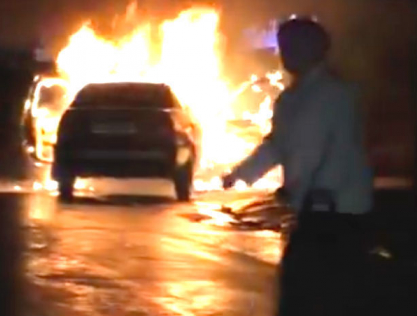 Жутко полыхающий автомобиль у супермаркета в Кишиневе сняли на видео