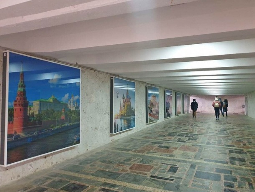 Подземный переход на Алеку Руссо украсили изображениями Киева и Москвы