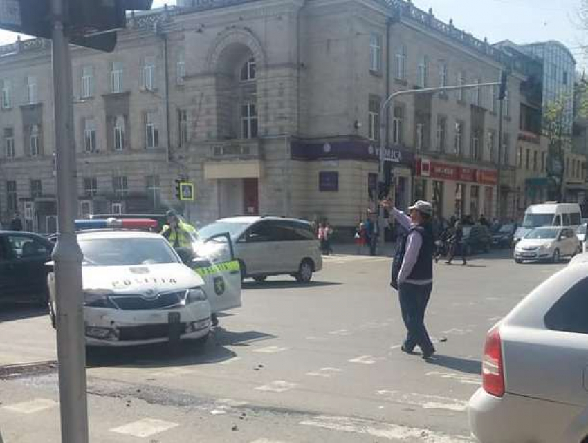 Авария с участием полицейского автомобиля произошла в центре Кишинева
