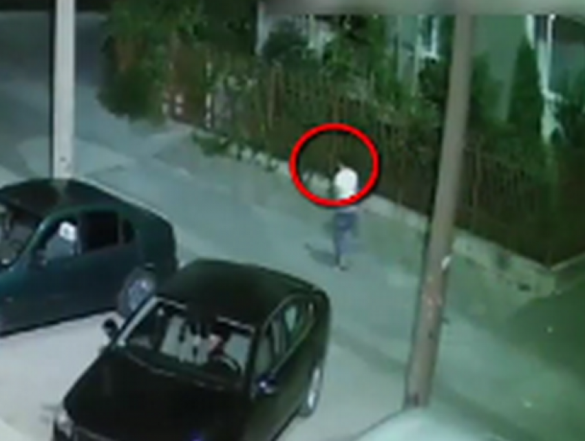 Напавший на женщину на Ботанике молодой человек попал в объектив камеры видеонаблюдения