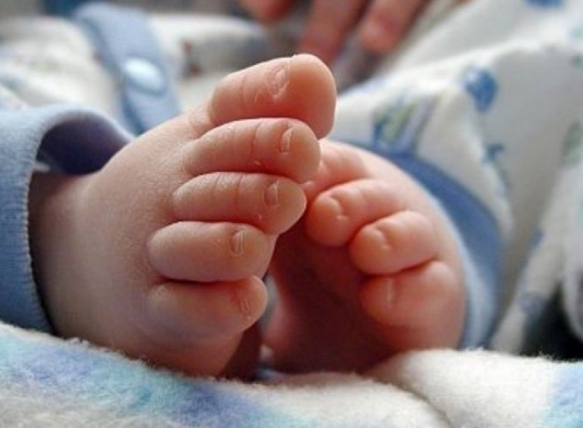 В Оргеева два 5-месячных малыша отравились йогуртом: мальчик скончался, его сестра-близнец приходит в себя в больнице